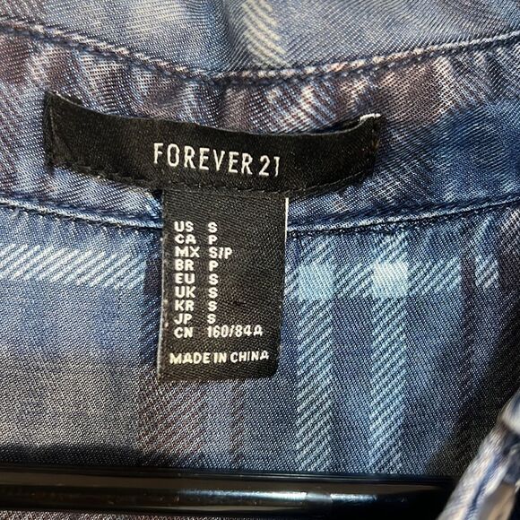 Forever 21 women’s shades of blue elongated casual button‎ down shirt size small - Picture 2 of 5